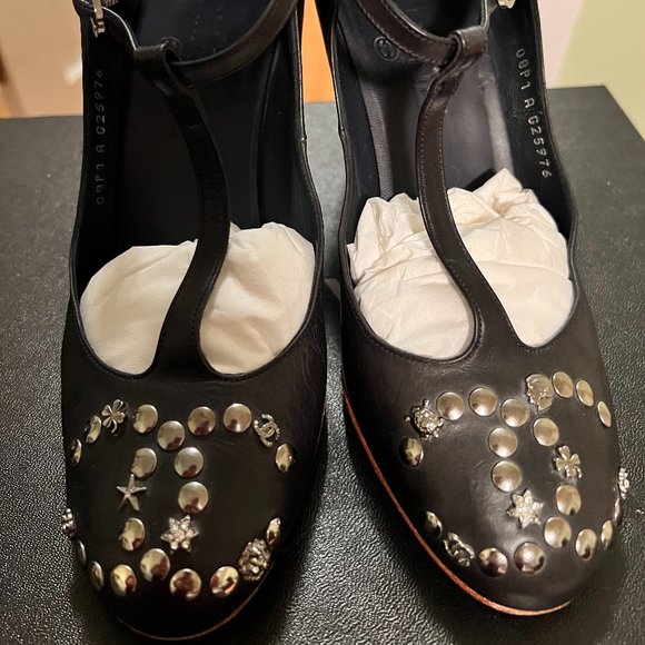 ❗️SOLD ❗️CHANEL Lucky Charms T-Strap Pumps Sz38 - Picture 2 of 9